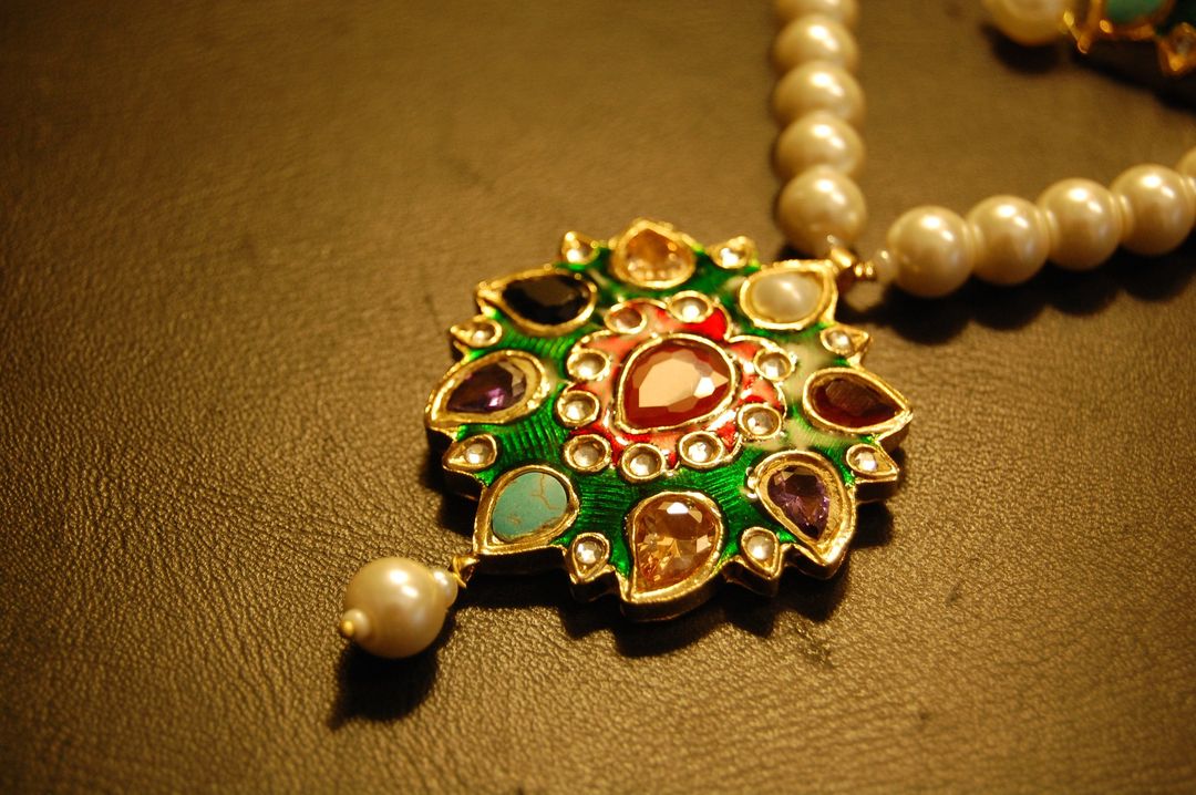 MULTI STONED PENDENT SET IN GREEN MEENA WITH PEARLS STRING