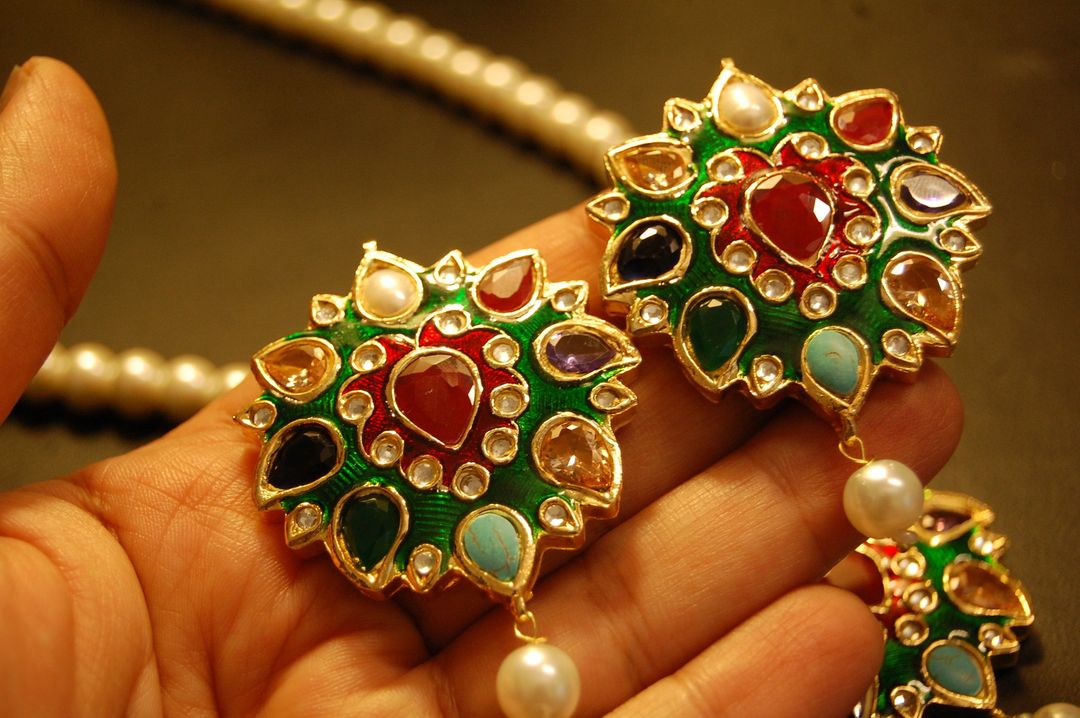 MULTI STONED PENDENT SET IN GREEN MEENA WITH PEARLS STRING