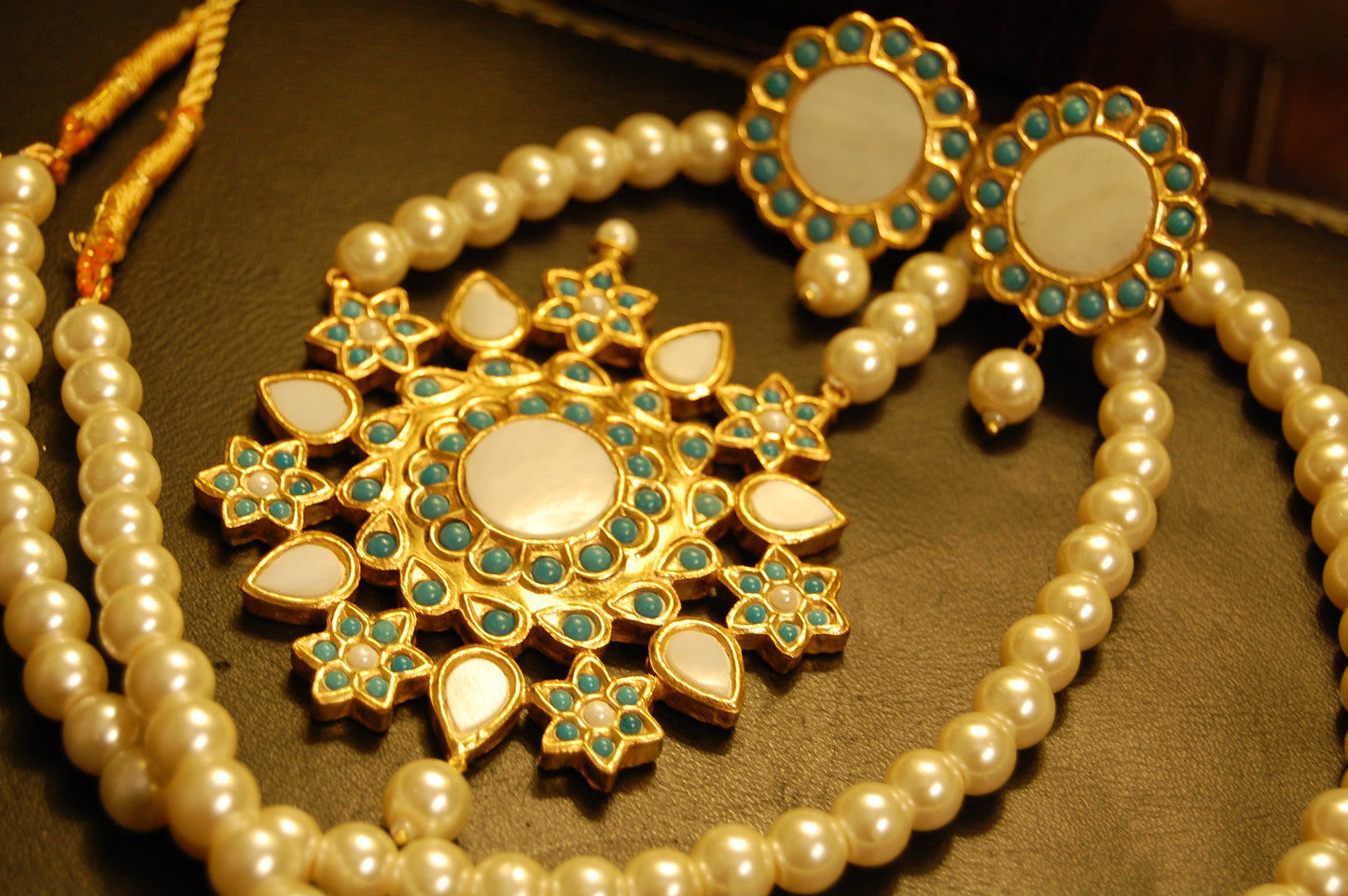 ELEGANT FEROZY & MOTHER OF PEARL MALA SET