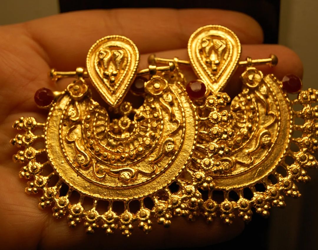 EGYPTIAN INSPIRED EARRINGS WITH RED