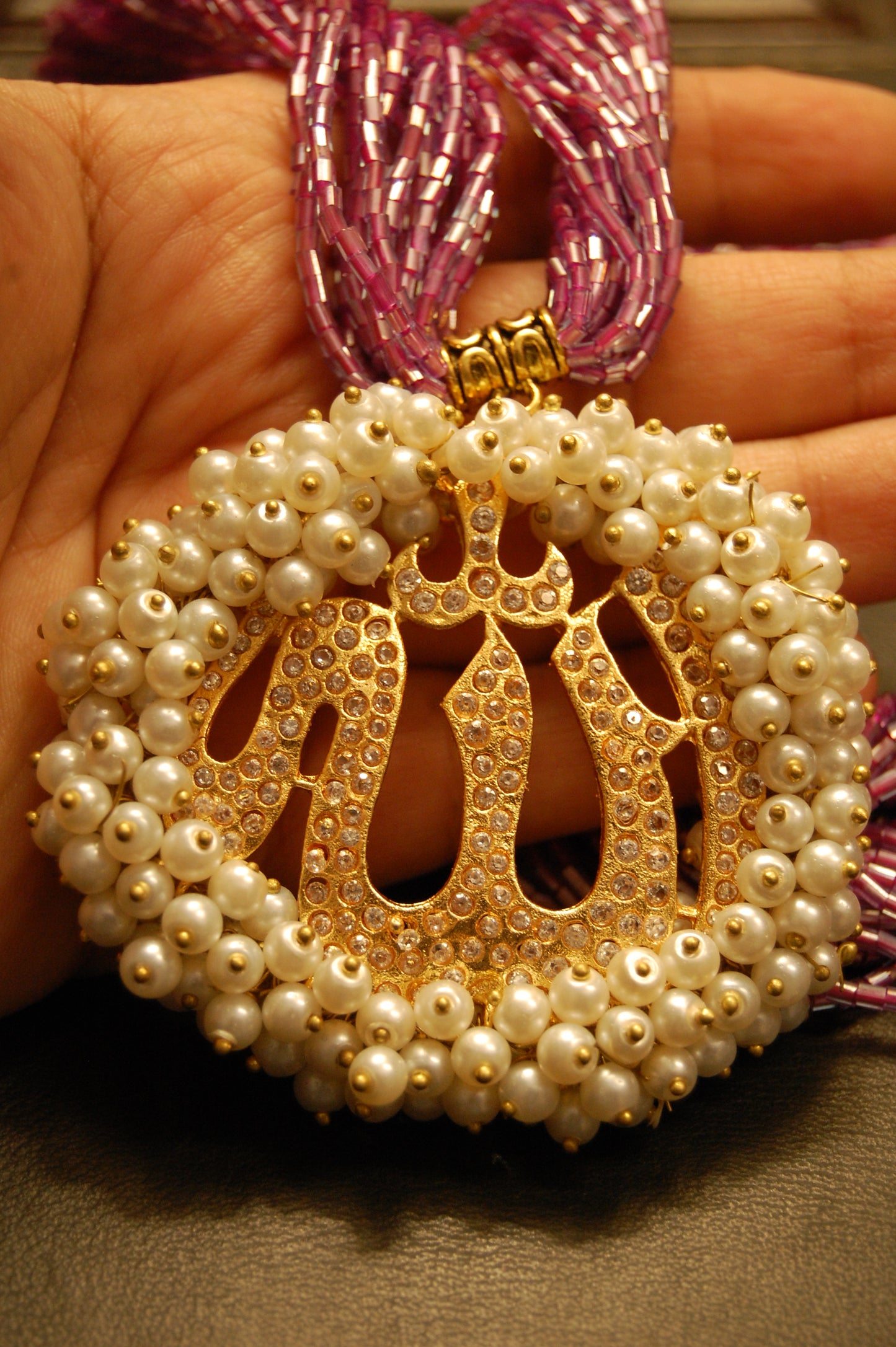 CALLIGRAPHIC PENDENT IN PINK MALA