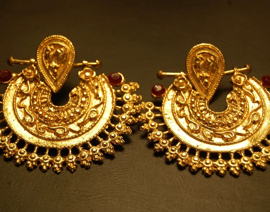 EGYPTIAN INSPIRED EARRINGS WITH RED