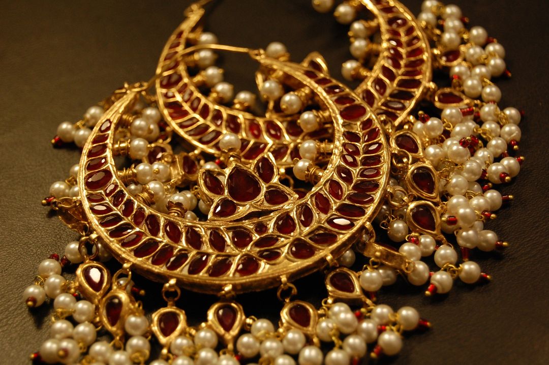 LARGE BALAS IN RED & PEARLS
