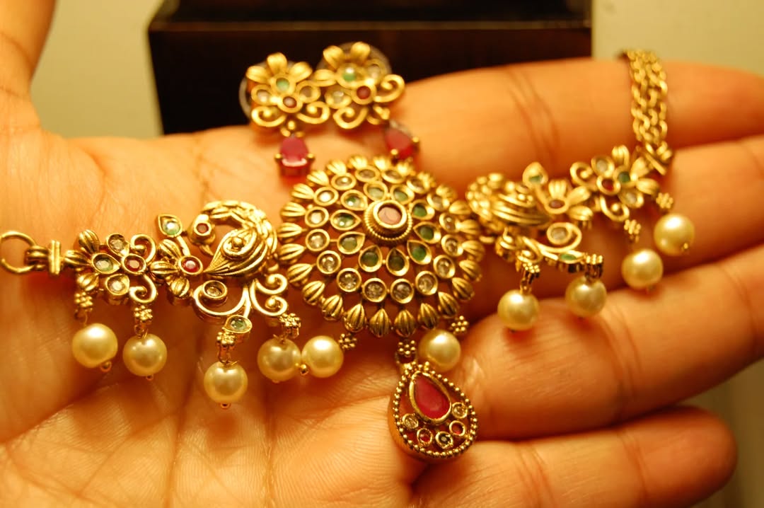 ELEGANT SOUTH INDIAN NECKLACE SET