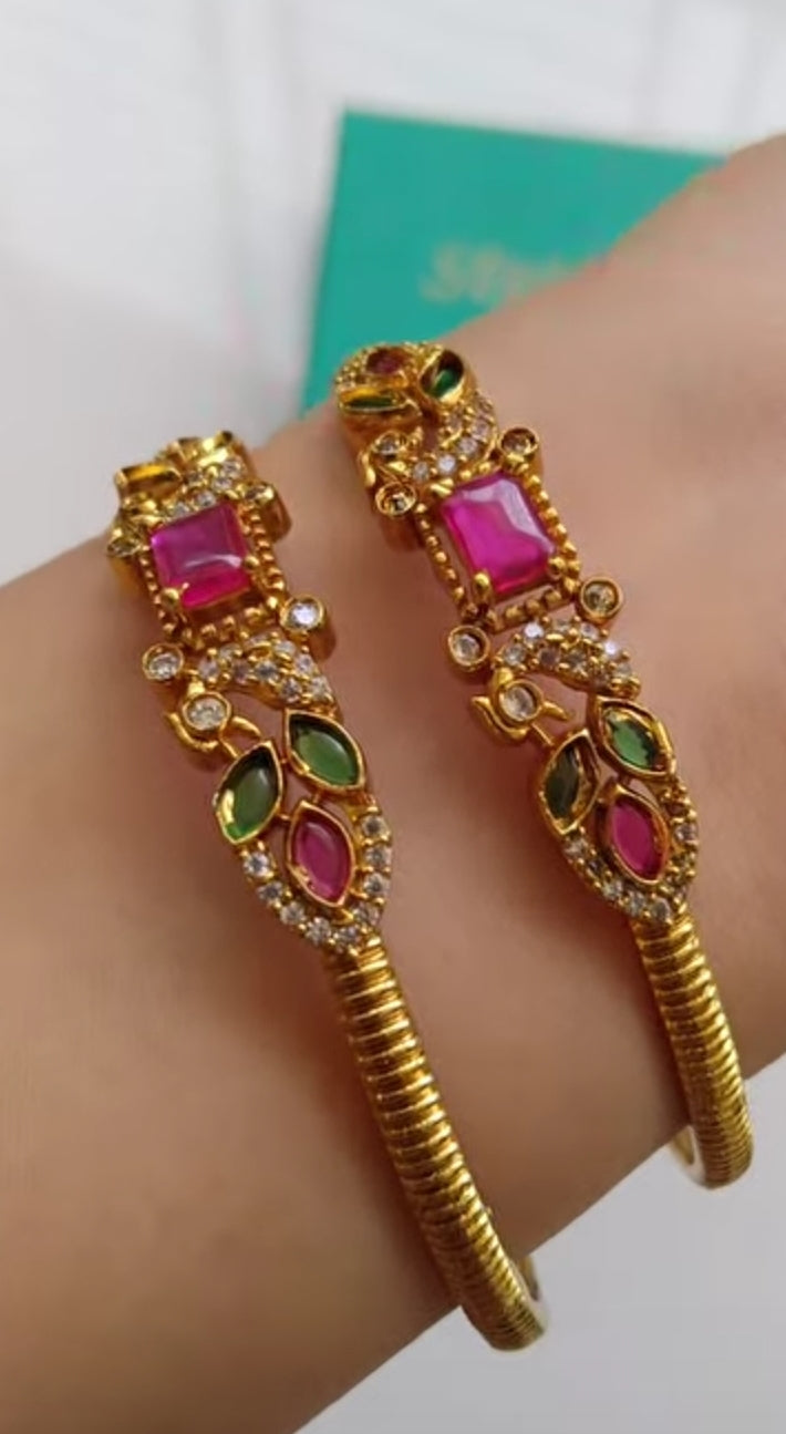 PAIR OF SOUTH INDIAN BANGLES IN RED & GREEN