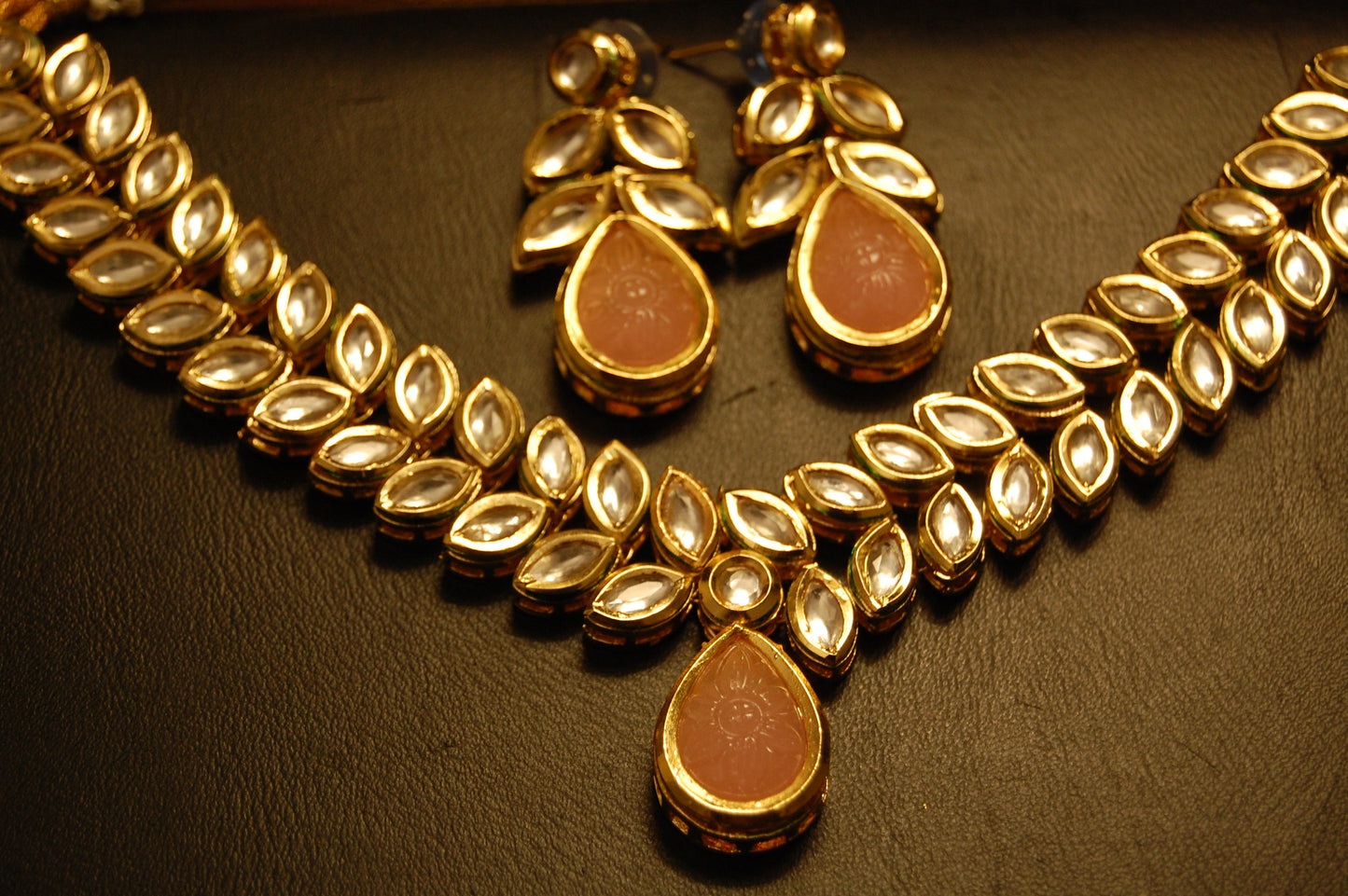 ELEGANT KUNDAN SET