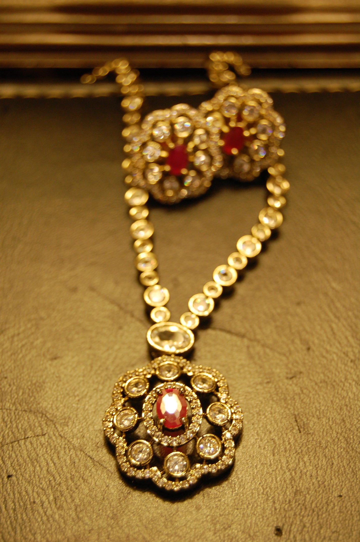 DELICATE RED & ZIRCON NECKLACE SET