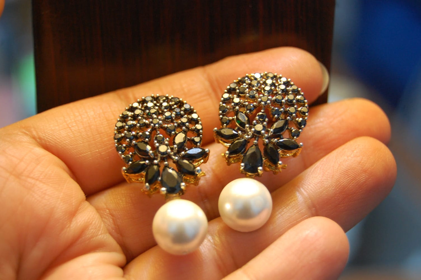 BLACK & PEARL EARRINGS