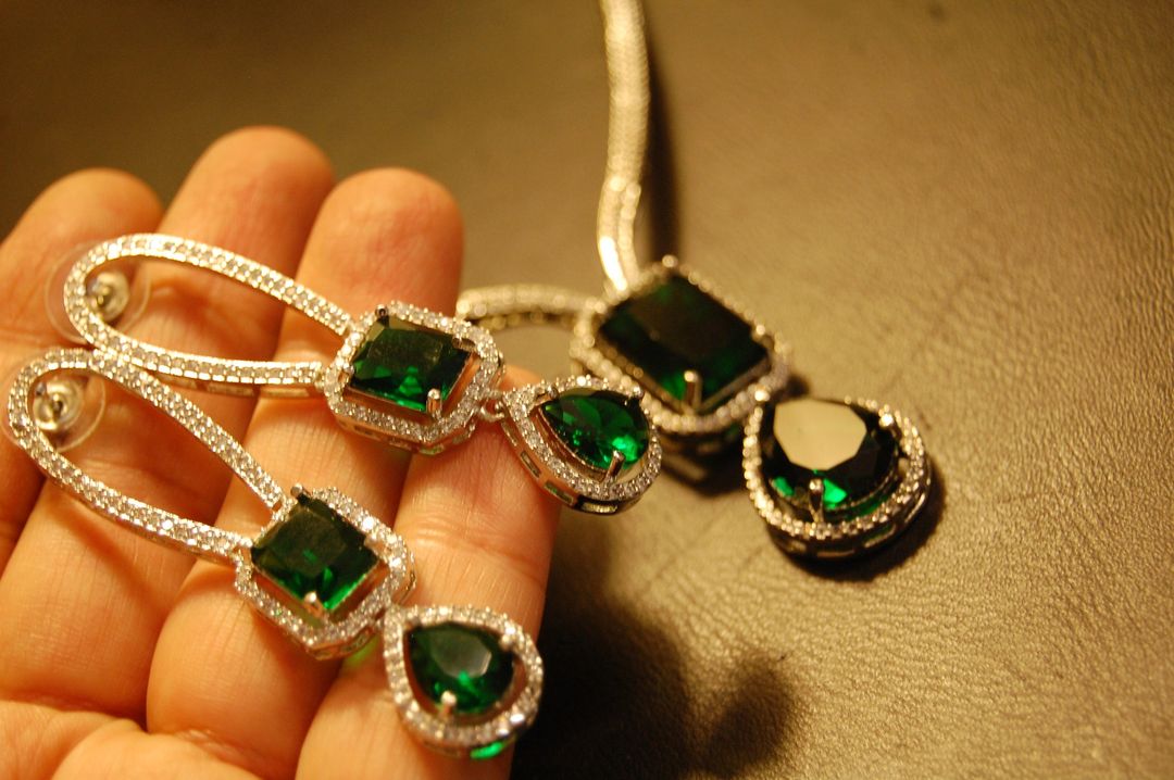 DELICATE INDIAN AMERICAN DIAMOND SET WITH EMERALD GREEN