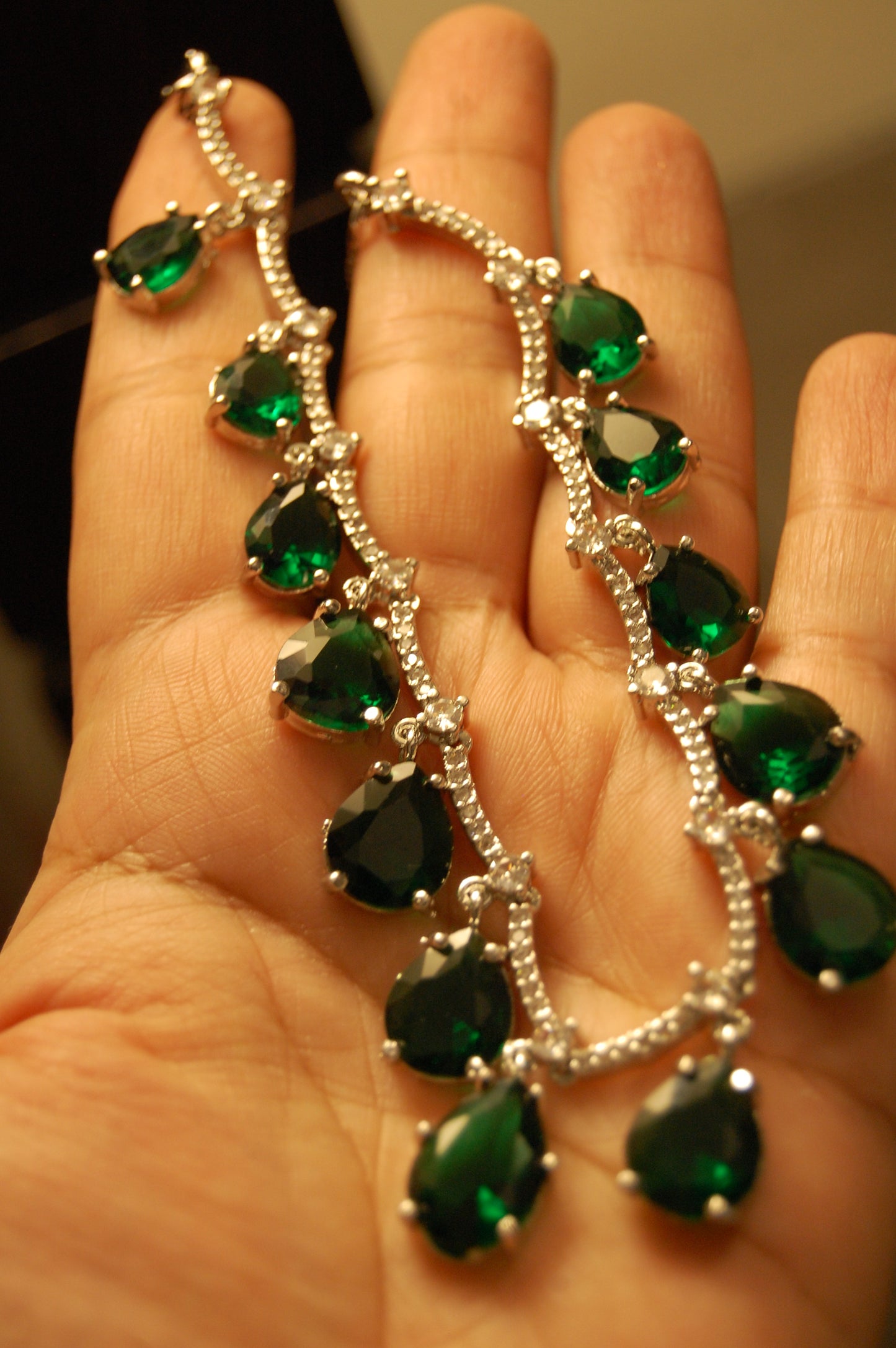 ELEGANT AMERICAN DIAMOND SET WITH EMERALD GREEN