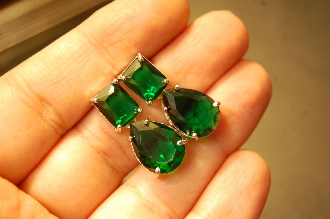 EMERALD GREEN DROP EARRINGS