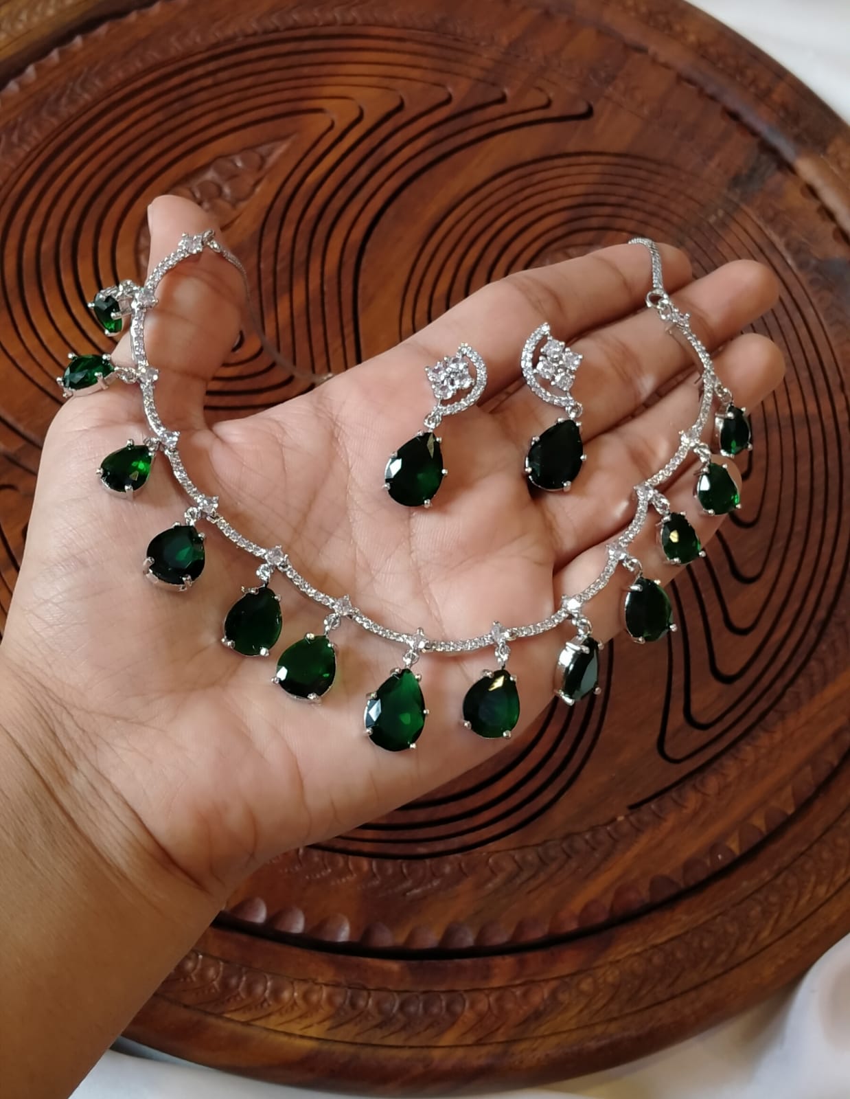 ELEGANT AMERICAN DIAMOND SET WITH EMERALD GREEN