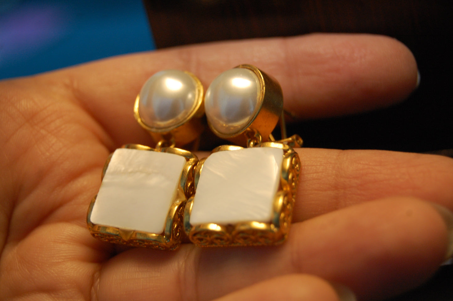 WHITE PEARL EARRINGS