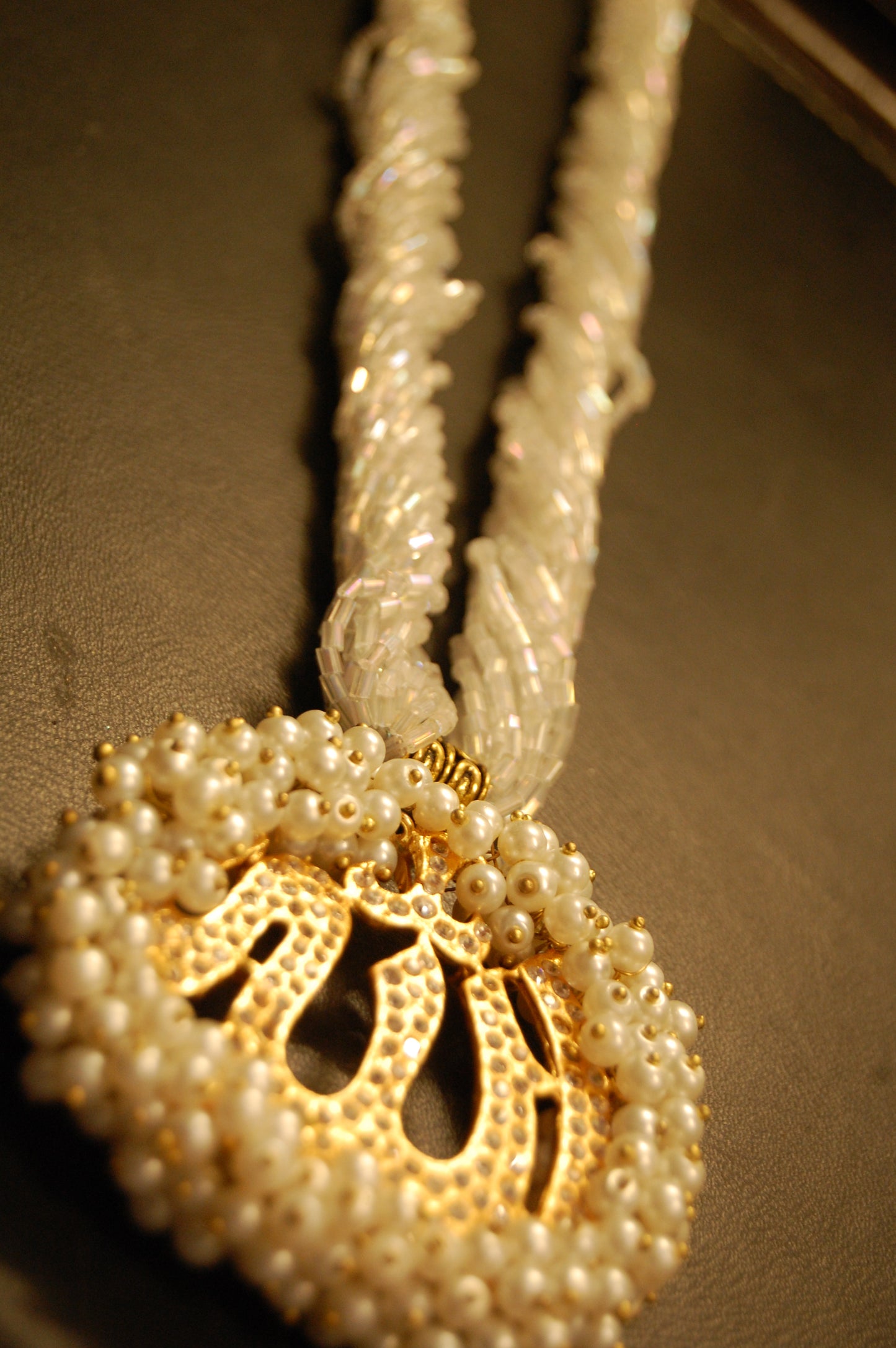 CALLIGRAPHIC PENDENT IN PINK MALA