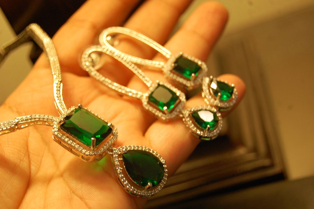 DELICATE INDIAN AMERICAN DIAMOND SET WITH EMERALD GREEN