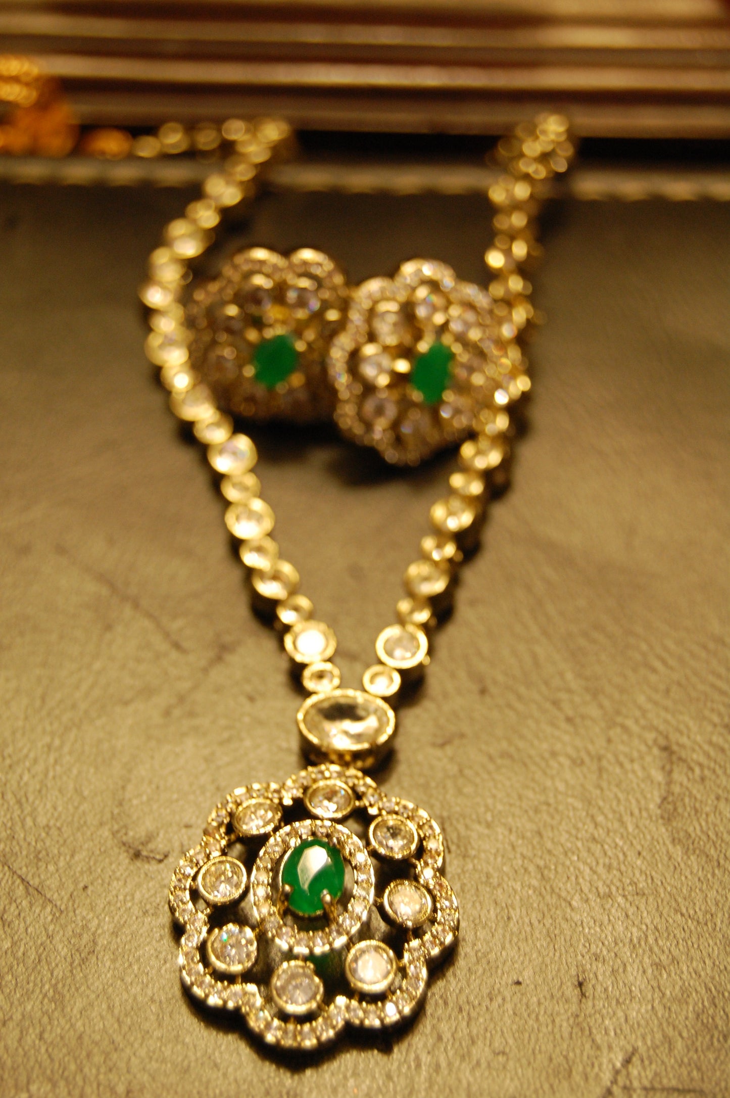 DELICATE GREEN & ZIRCON NECKLACE SET
