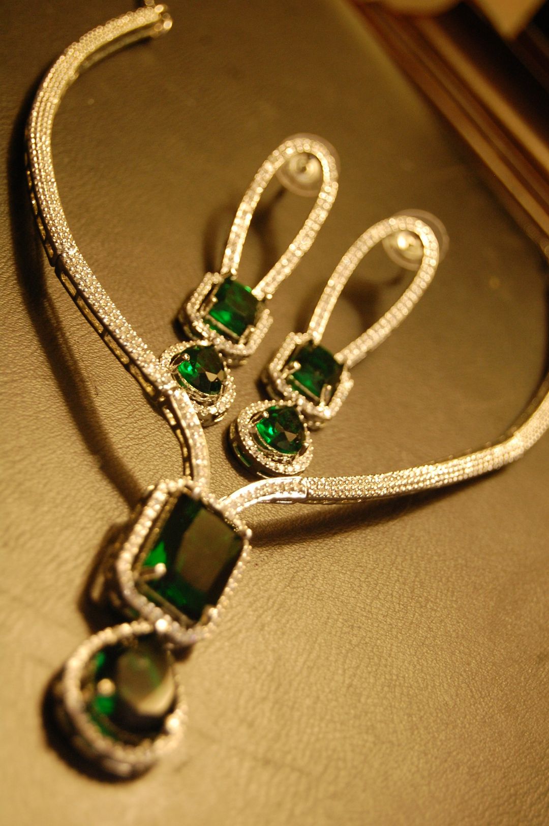 DELICATE INDIAN AMERICAN DIAMOND SET WITH EMERALD GREEN