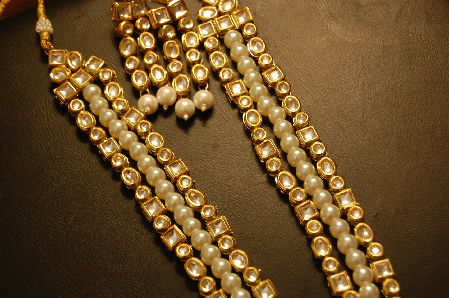 KUNDAN & PEARLS MALA SET