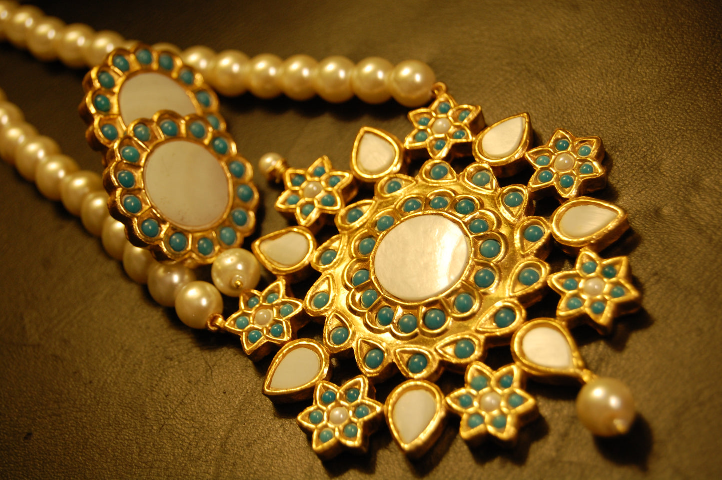 ELEGANT FEROZY & MOTHER OF PEARL MALA SET