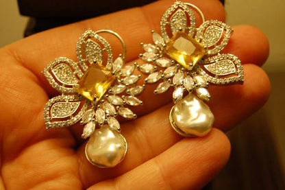 ZIRCON EARRINGS IN YELLOW
