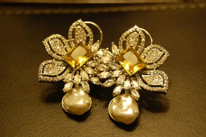 ZIRCON EARRINGS IN YELLOW
