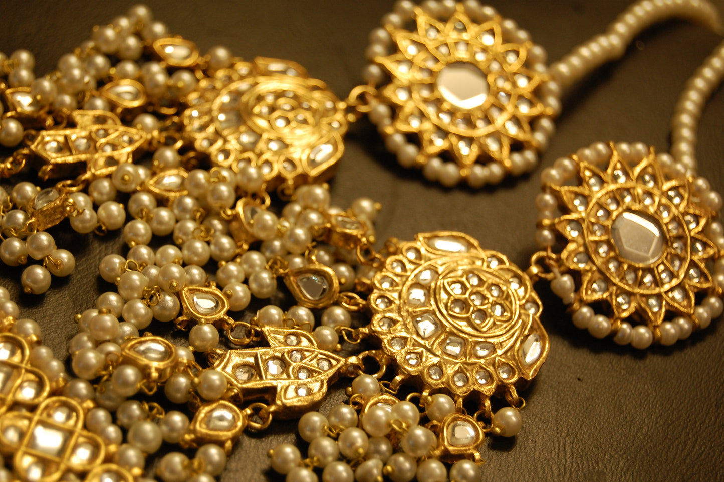 KUNDAN & PEARLS CHOKER SET