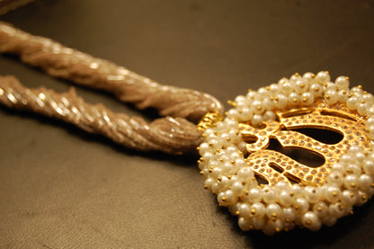 CALLIGRAPHIC PENDENT IN GREY MALA