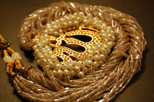CALLIGRAPHIC PENDENT IN GREY MALA
