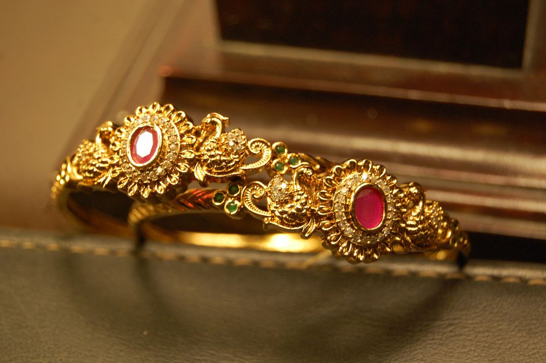 SINGLE ELEGANT INDIAN BANGLE WITH A RED STONE