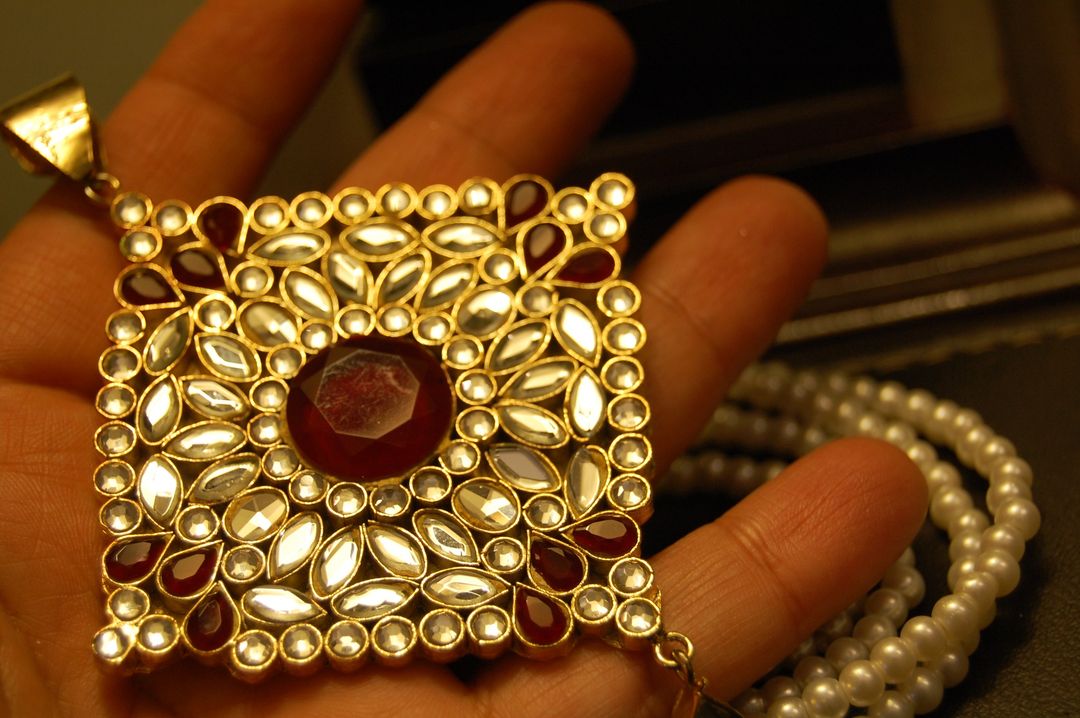 ELEGANT KUNDAN MALA IN RED & PEARL STRING