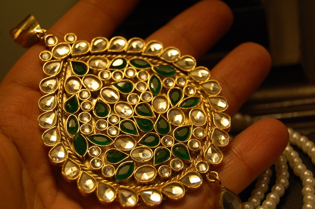 ELEGANT KUNDAN MALA IN GREEN & PEARL STRING