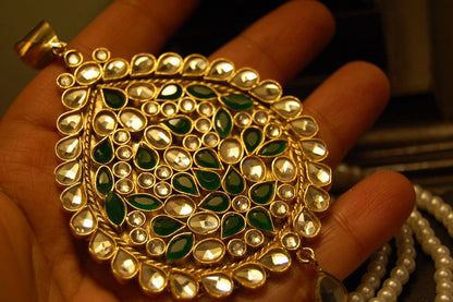 ELEGANT KUNDAN MALA IN GREEN & PEARL STRING