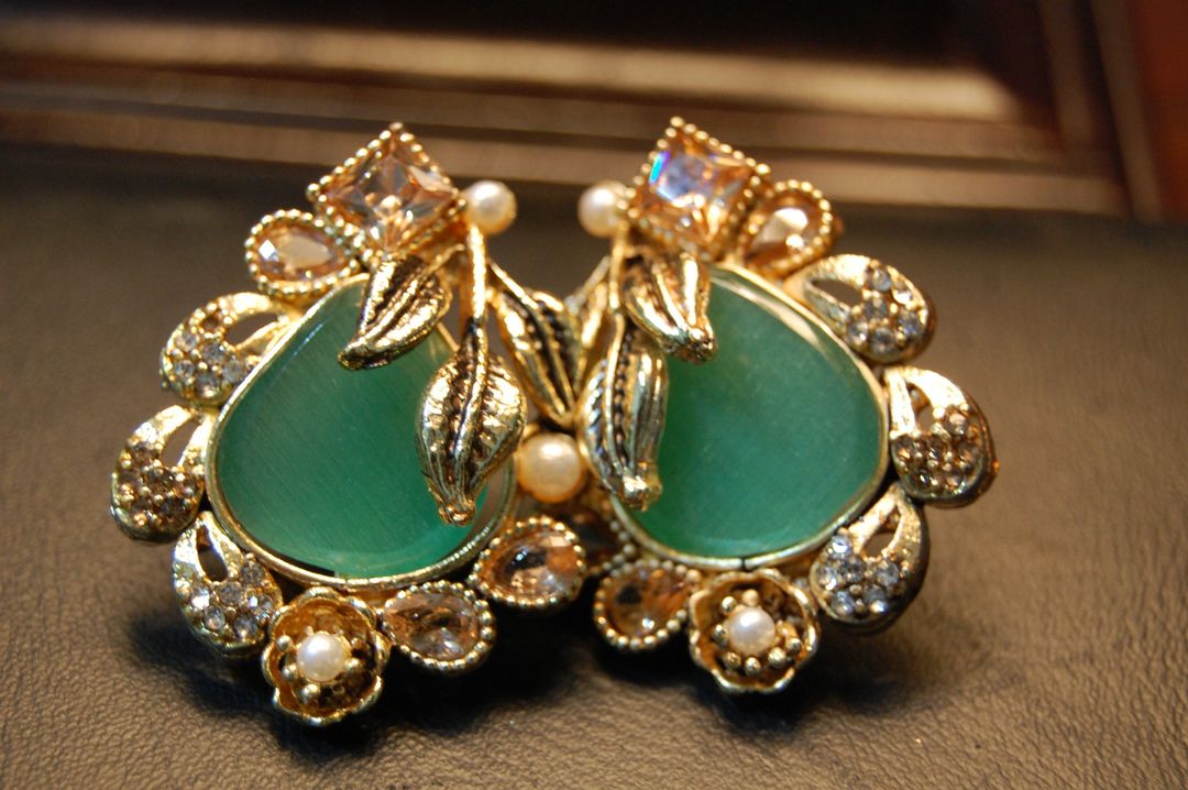 EARRINGS IN JADE GREEN, CHAMPAGNE & ZIRCONS