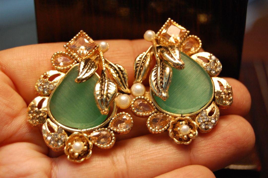 EARRINGS IN JADE GREEN, CHAMPAGNE & ZIRCONS