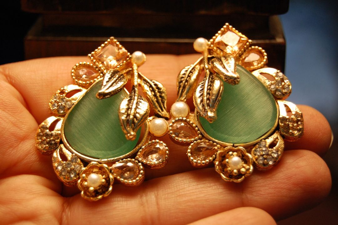 EARRINGS IN JADE GREEN, CHAMPAGNE & ZIRCONS