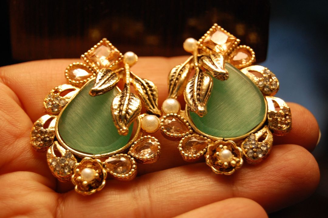 EARRINGS IN JADE GREEN, CHAMPAGNE & ZIRCONS