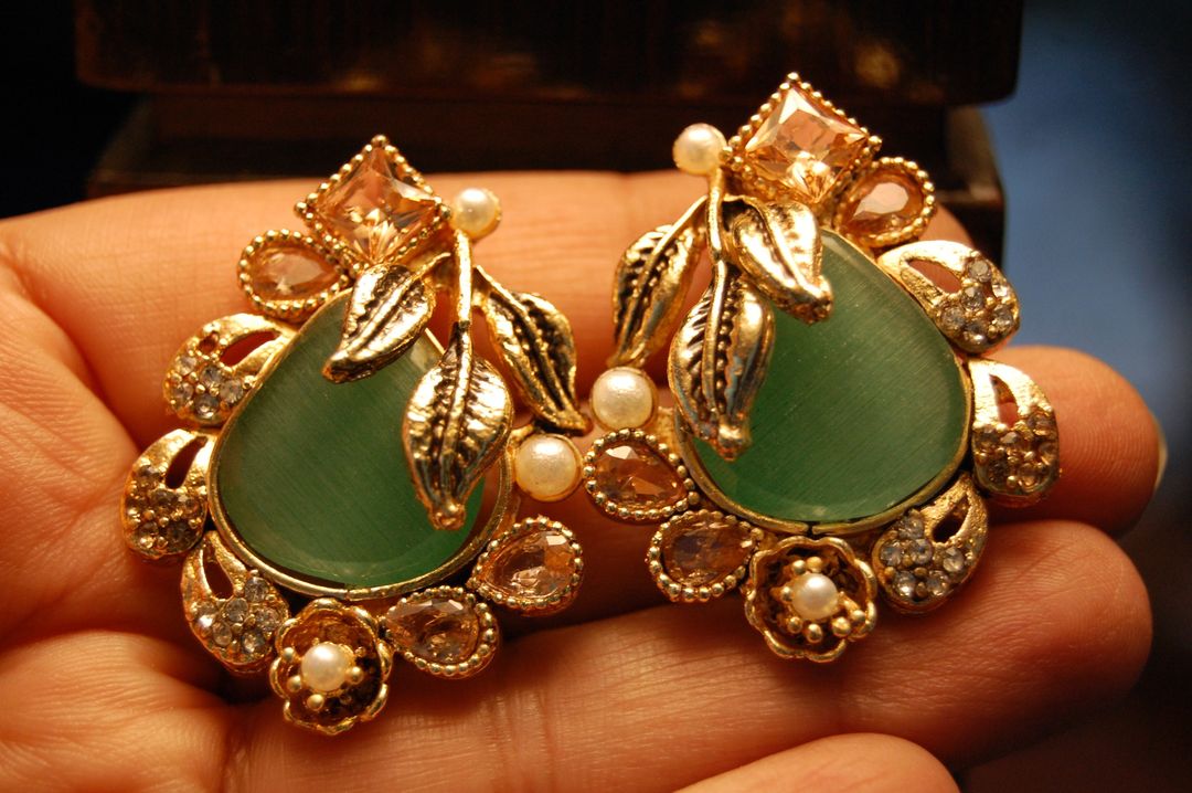EARRINGS IN JADE GREEN, CHAMPAGNE & ZIRCONS