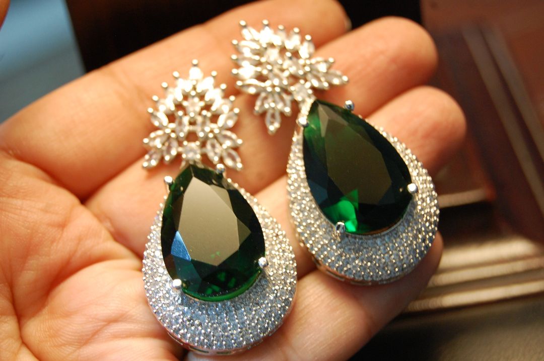 EMERALD GREEN ZIRCON EARRINGS