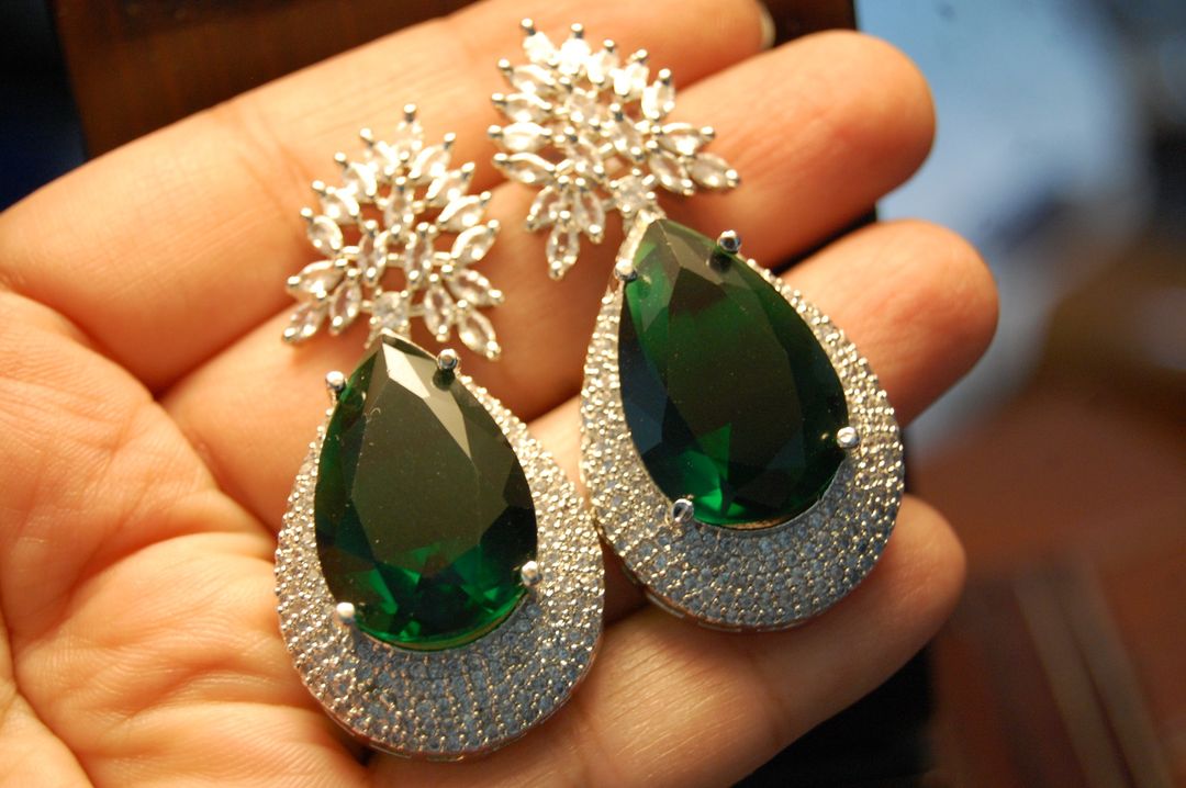 EMERALD GREEN ZIRCON EARRINGS
