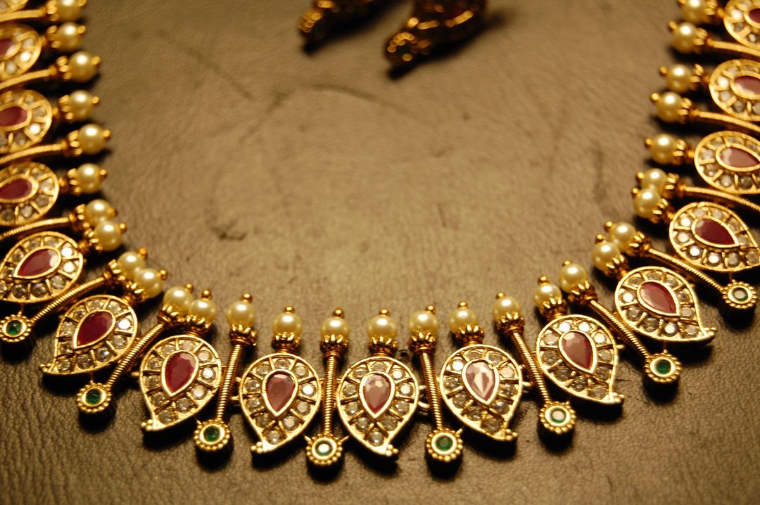 DELICATE PAISLEY NECKLACE SET