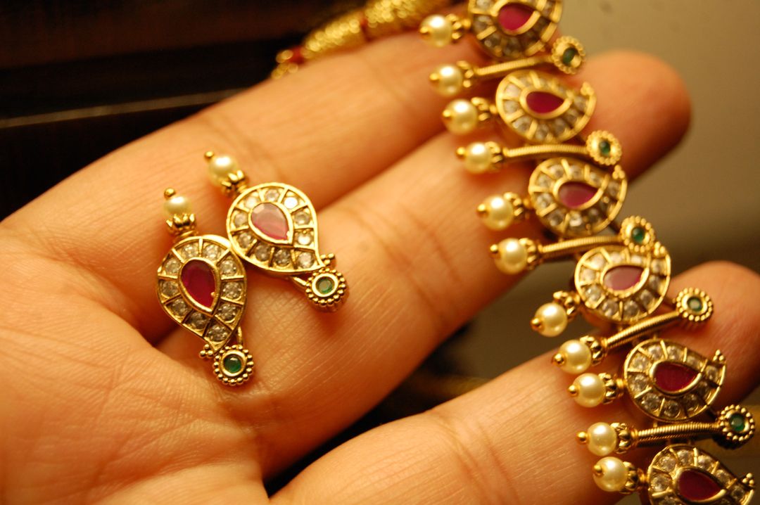 DELICATE PAISLEY NECKLACE SET