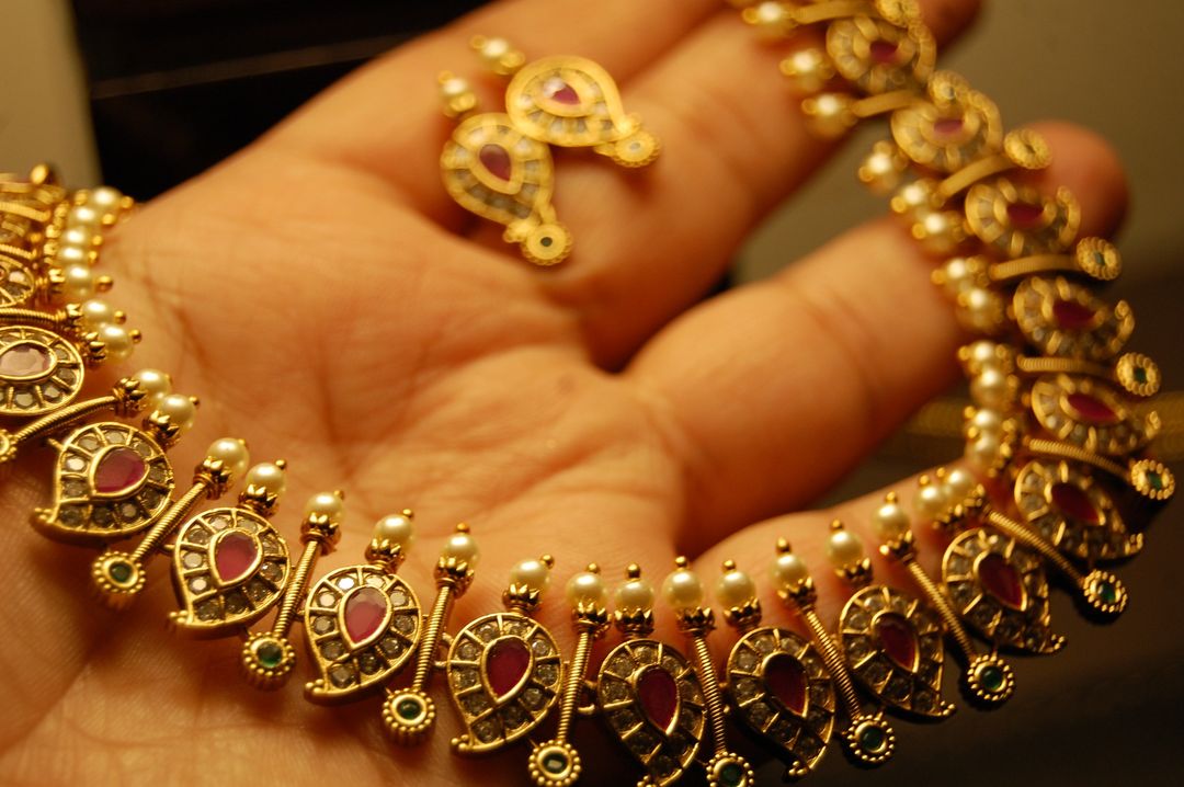 DELICATE PAISLEY NECKLACE SET