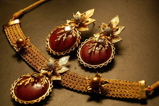 TRENDY RED STONE CHOKER SET