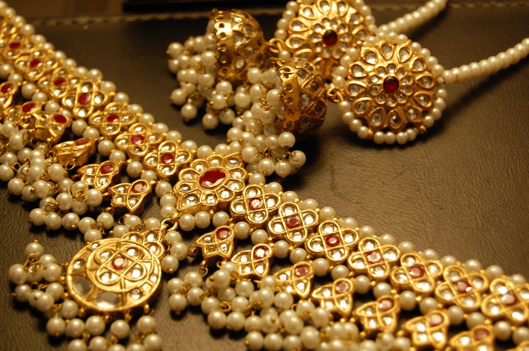 KUNDAN & RED STONE CHOKER SET WITH PEARLS