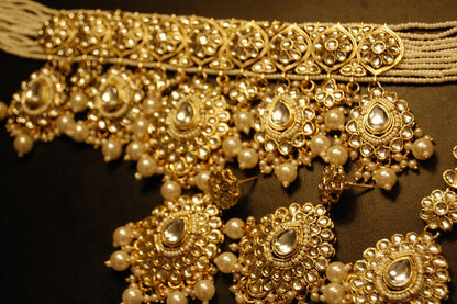 KUNDAN & PEARLS CHOKER SET WITH TIKKA