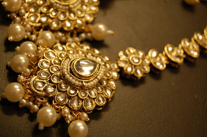 KUNDAN & PEARLS CHOKER SET WITH TIKKA