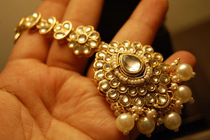 KUNDAN & PEARLS CHOKER SET WITH TIKKA