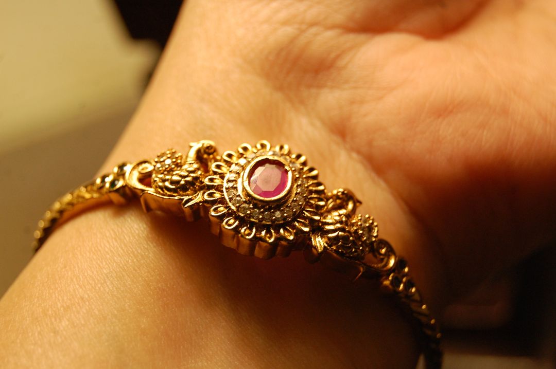 SINGLE ELEGANT INDIAN BANGLE WITH A RED STONE