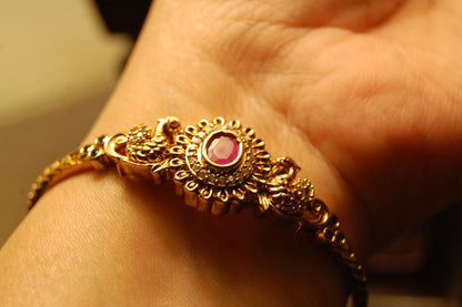 SINGLE ELEGANT INDIAN BANGLE WITH A RED STONE