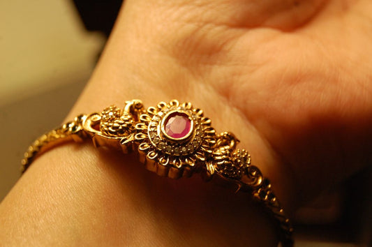 SINGLE ELEGANT INDIAN BANGLE WITH A RED STONE